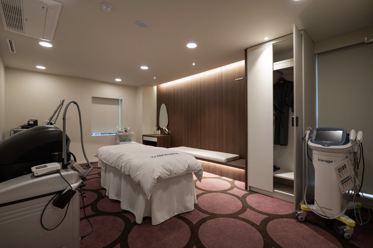 V Moment Clinic Apgujeong treatment room with sedation-based lifting devices, Gangnam Seoul