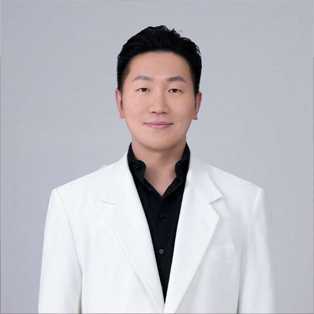 Dr. Kim Changsoo, Representative Director of The Sinsa Clinic in Seoul